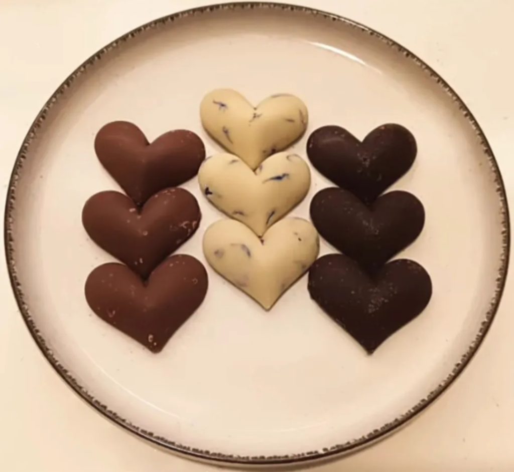 Bombones veganos artesanales en forma de corazón