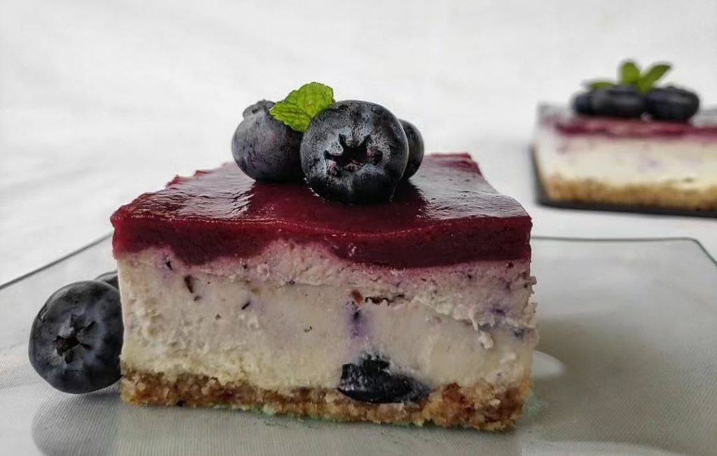 Porción de tartita vegana fría de arándanos