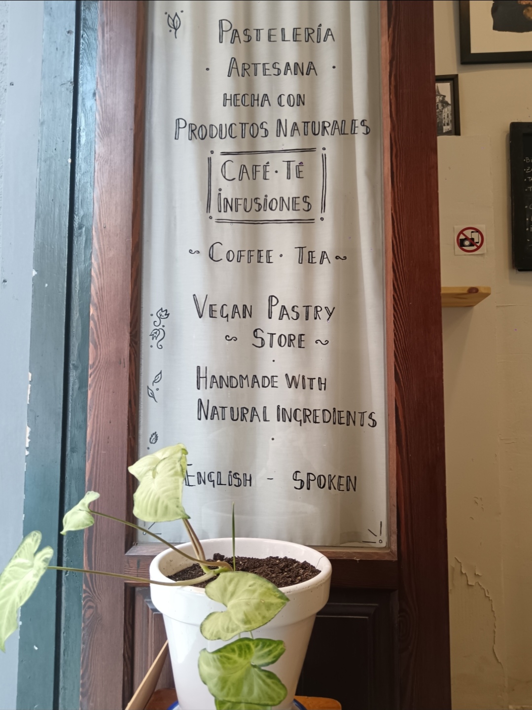 Interior de la pastelería vegana My Cat’s Cake en Cuenca