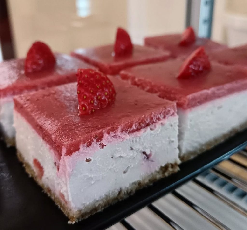 Tartitas frías veganas de fresa con base crujiente – My Cat’s Cake