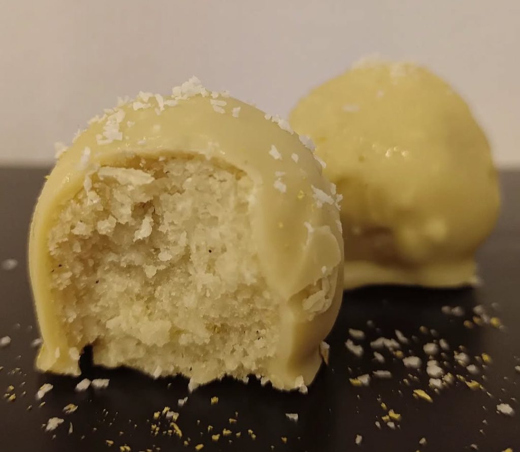 Trufas veganas de limón y coco cubiertas de chocolate